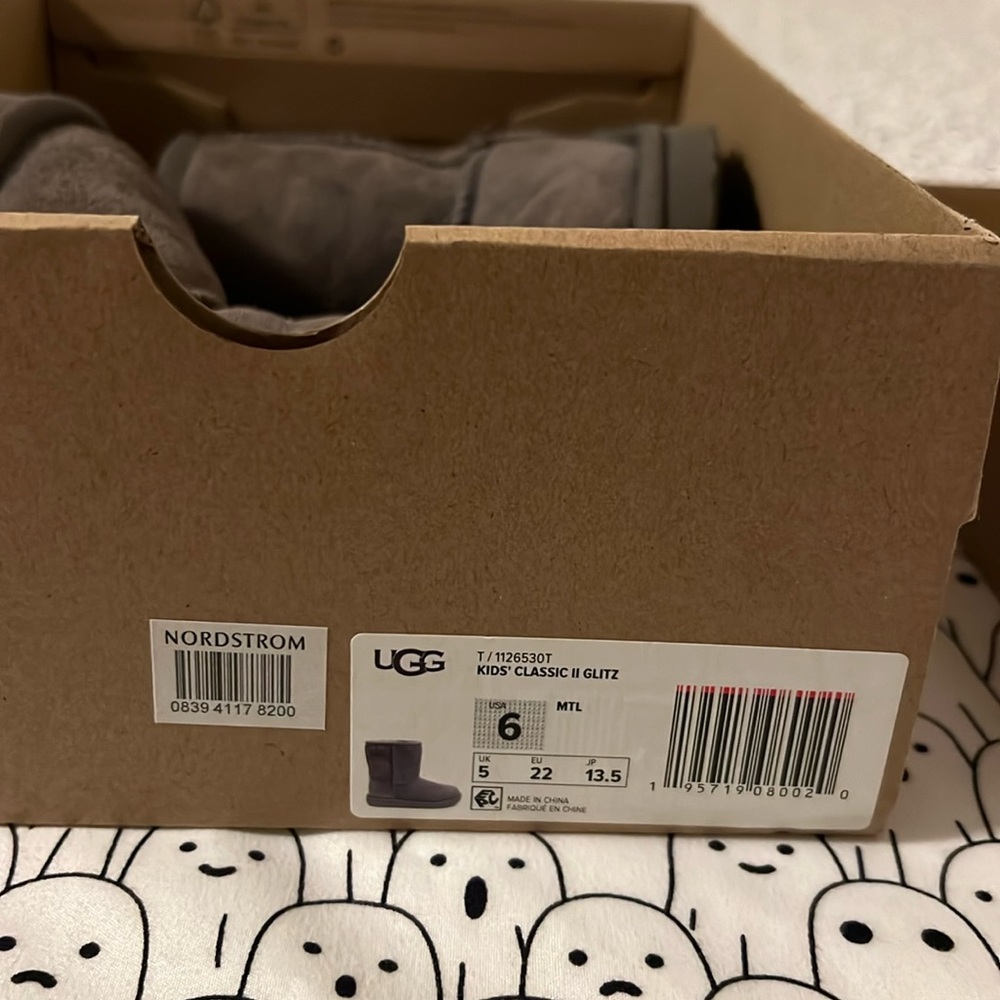 Ugg kids classic size 6 toddler